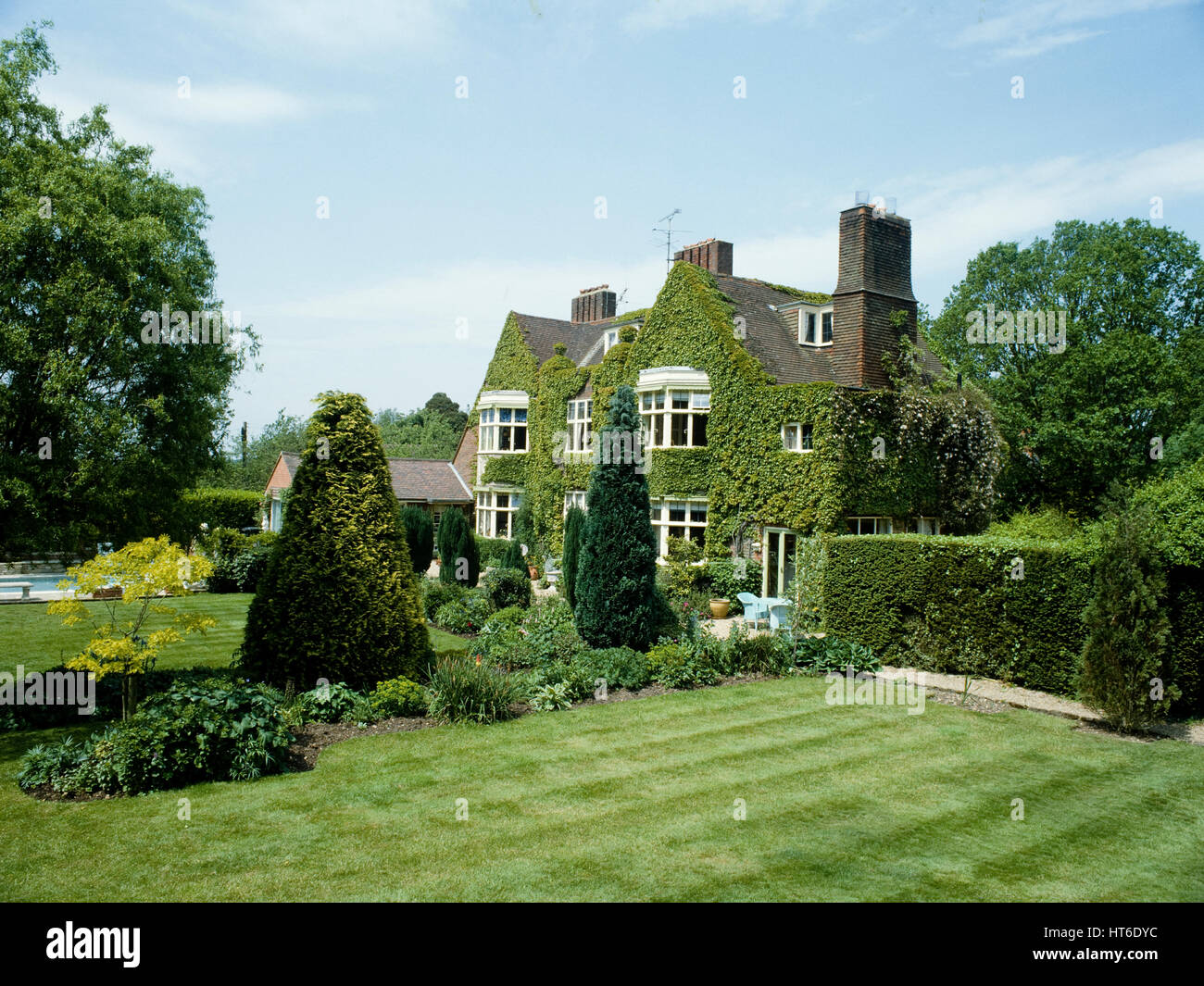 La pelouse et l'extérieur d'une maison de campagne. Banque D'Images