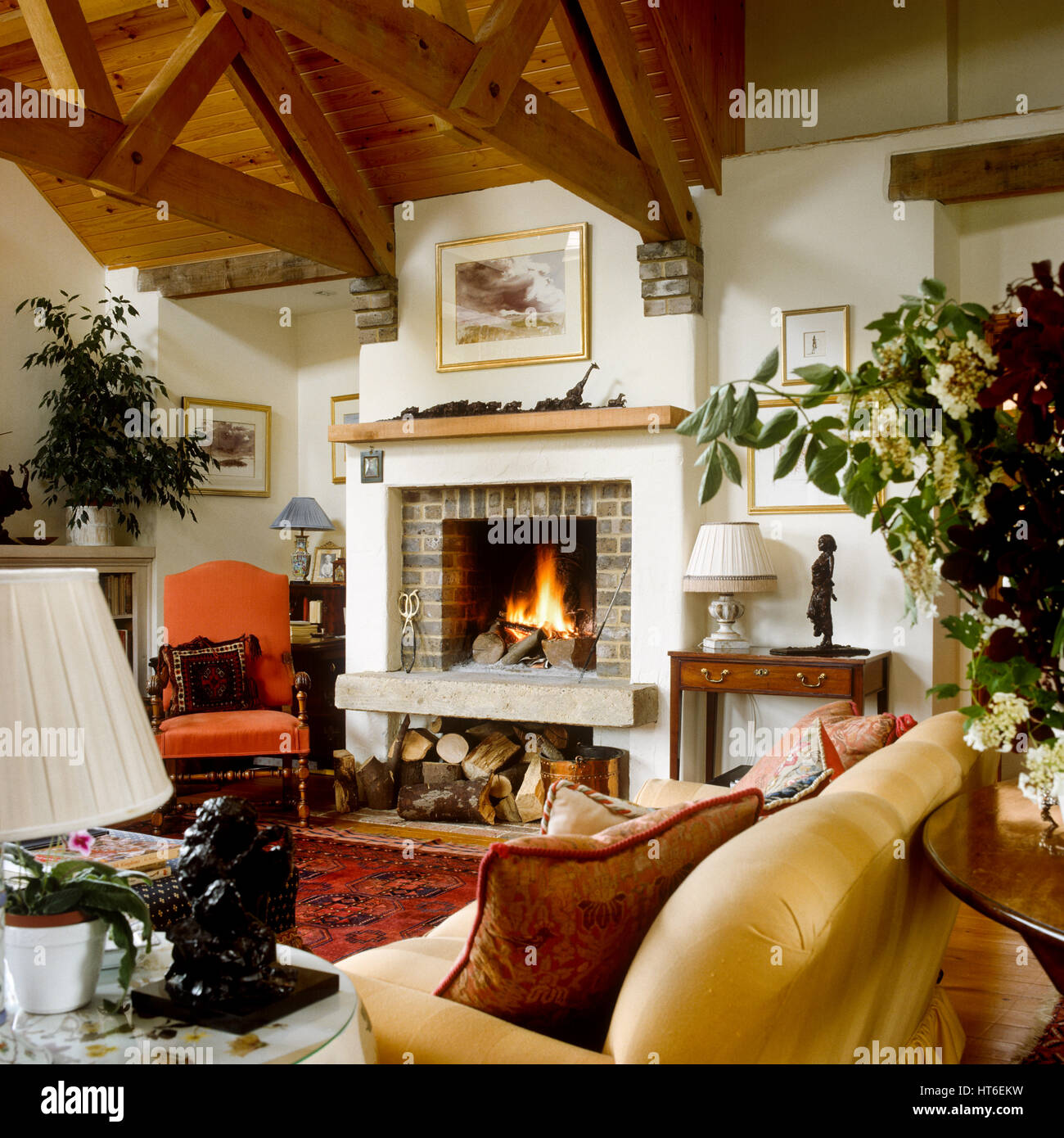 Salle de séjour avec un plafond aux poutres apparentes. Banque D'Images