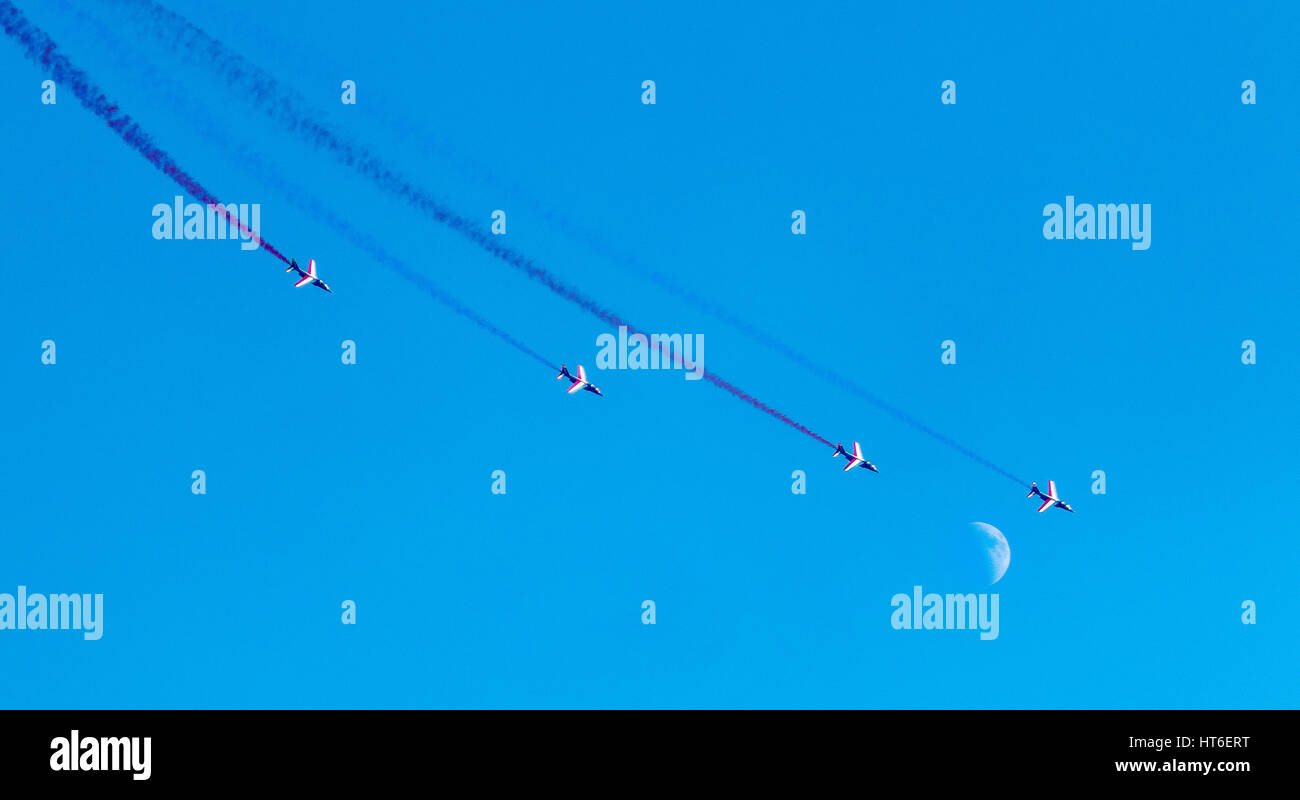 Patrouille de France 'tracking' La lune tout en présentant, dans le sud de la France Banque D'Images