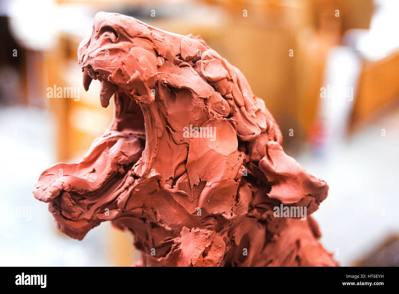 Sculpture en argile d'une lionne. Banque D'Images