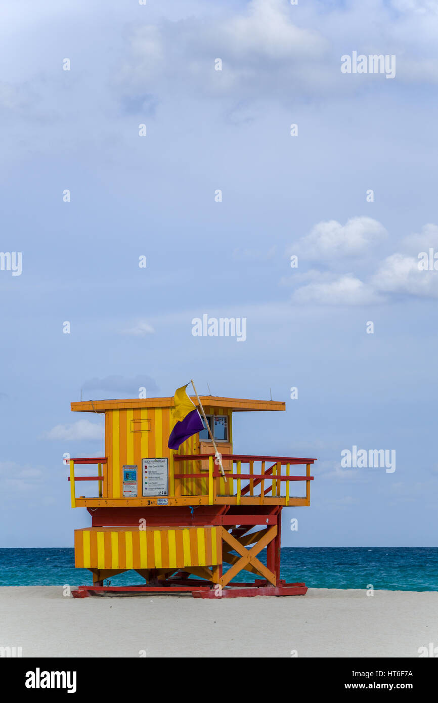 Art Deco lifeguard parsèment le paysage des stations de Miami Beach, en Floride, dans la région de South Beach sur une journée ensoleillée Banque D'Images
