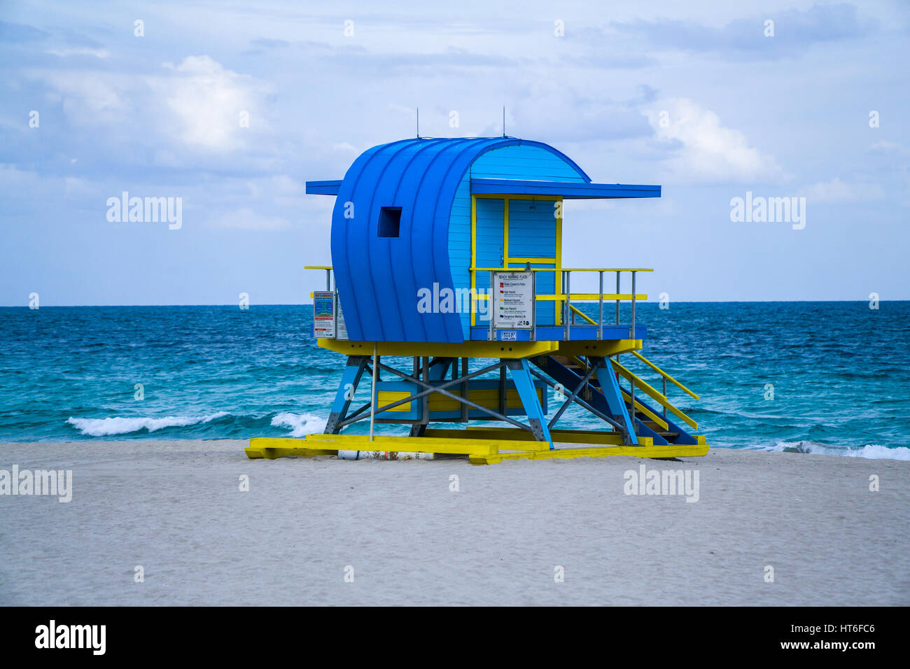 Art Deco lifeguard parsèment le paysage des stations de Miami Beach, en Floride, dans la région de South Beach sur une journée ensoleillée Banque D'Images