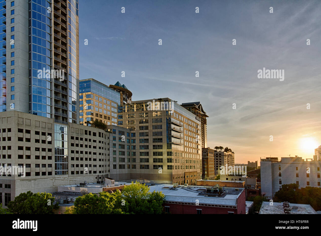 Coucher de soleil sur le centre-ville d'Orlando, en Floride, les immeubles de bureaux Banque D'Images