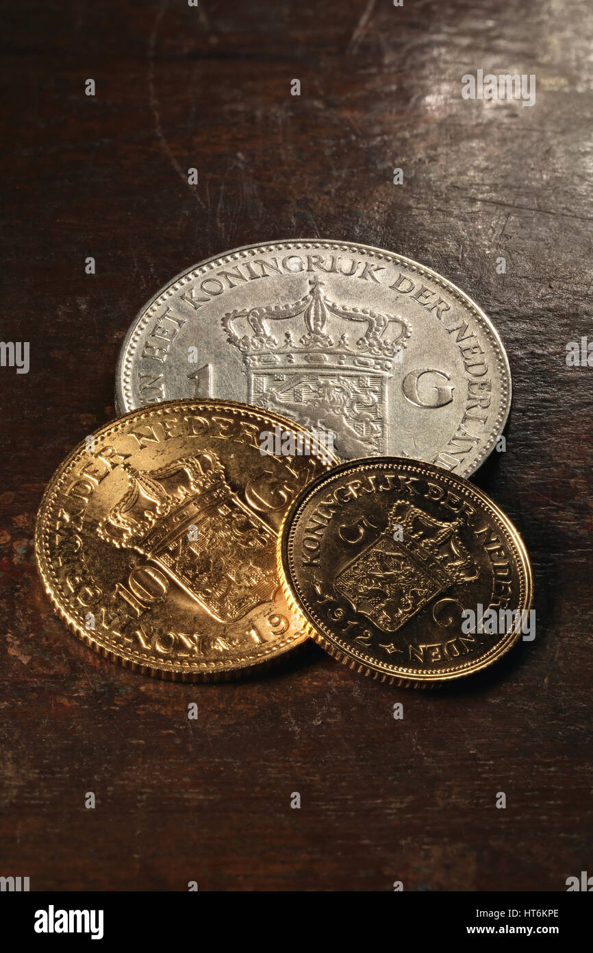 Silver néerlandais et de pièces d'or sur fond de bois rustique Banque D'Images