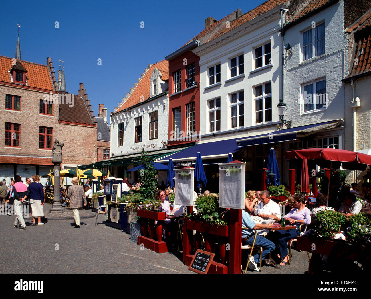 Cafés en plein Huidenvetters, Bruges, Belgique. Banque D'Images