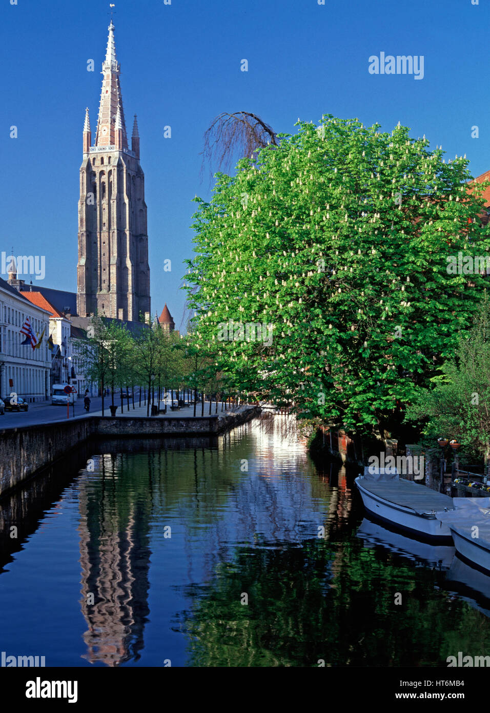 Canal Dijver et Eglise Notre-Dame en arrière-plan, Bruges, Belgique Banque D'Images