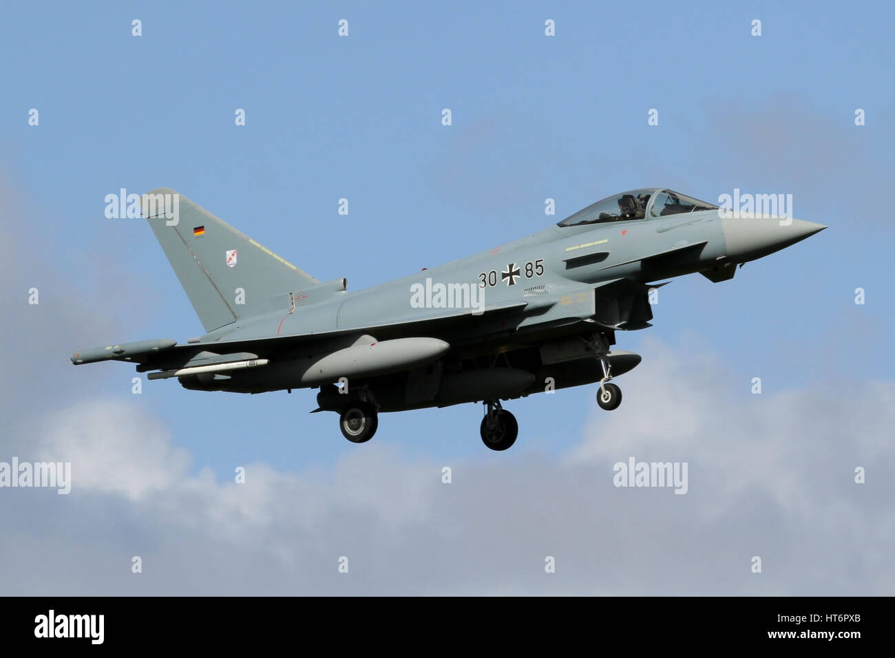 Nouvelle Luftwaffe Eurofighter EF des années 2000 à l'atterrissage à la base aérienne néerlandaise de Leeuwarden, dans le cadre de l'exercice Frisian Flag. Banque D'Images