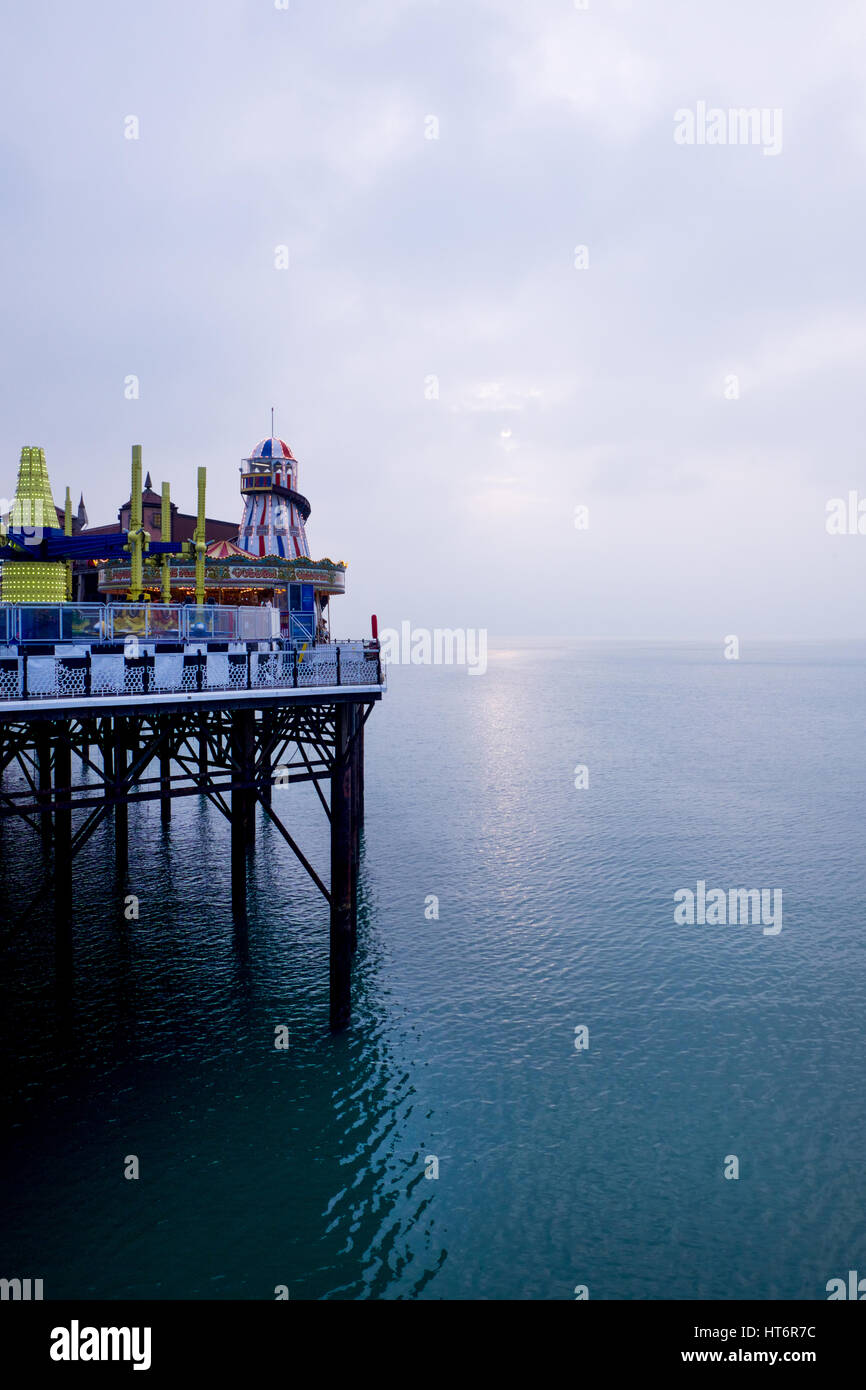 La fin de la jetée de Brighton avec scelter lostinians et autres expositions se déplace sur le côté droit de l'image, de la mer et du ciel sur la droite de l'imag Banque D'Images
