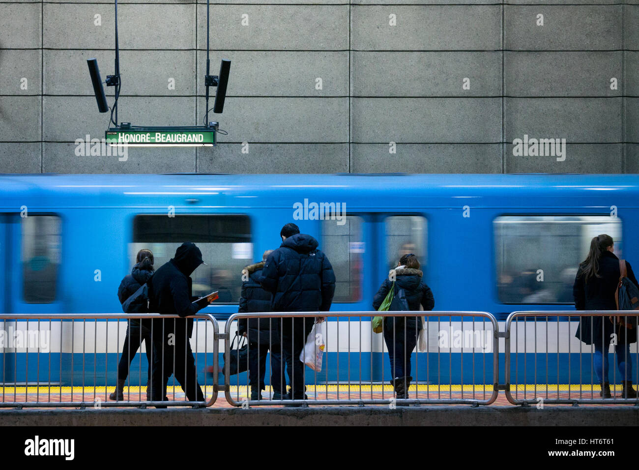 Montréal, Canada - le 29 décembre 2016 : personnes en attente d'un métro à la station Lionel-Groulx groupe de personnes en attente d'une entrée de métro à un relativement Banque D'Images