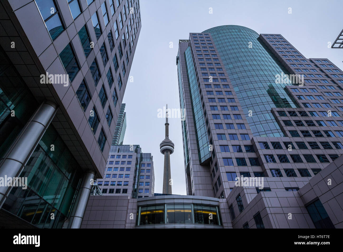 Toronto, Canada - 31 décembre 2016 : canadian national Tower (tour cn) entouré de bâtiments plus modernes au centre-ville de Toronto, Ontario tour cn tak Banque D'Images