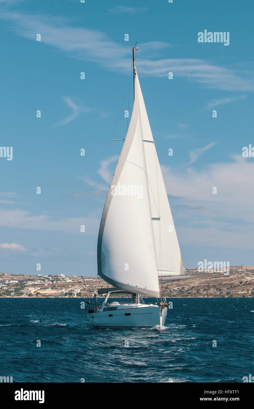 Yachts bateau à voiles blanches dans la mer. La voile. Bateaux de luxe. Banque D'Images