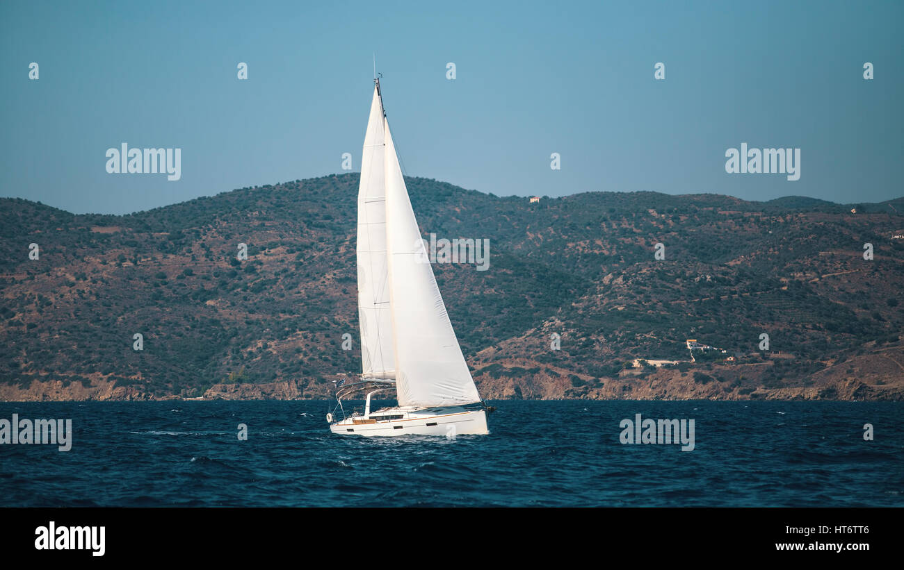 Bateau à voile yachts avec voiles blanches dans la mer. Banque D'Images