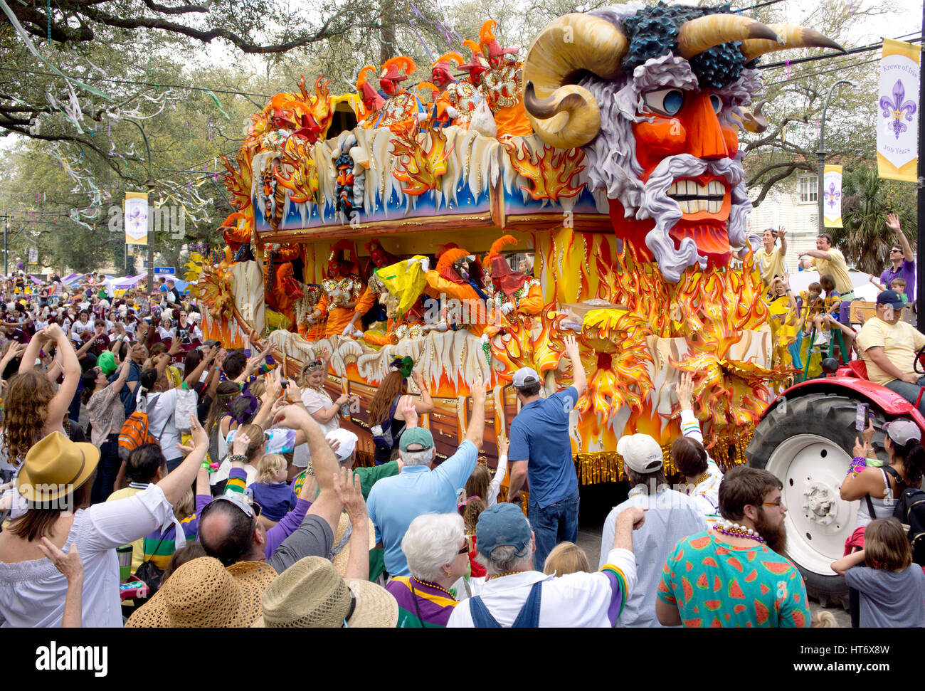Les foules de fêtards en regardant les défilés de Mardi Gras day. New Orleans, LA. Banque D'Images