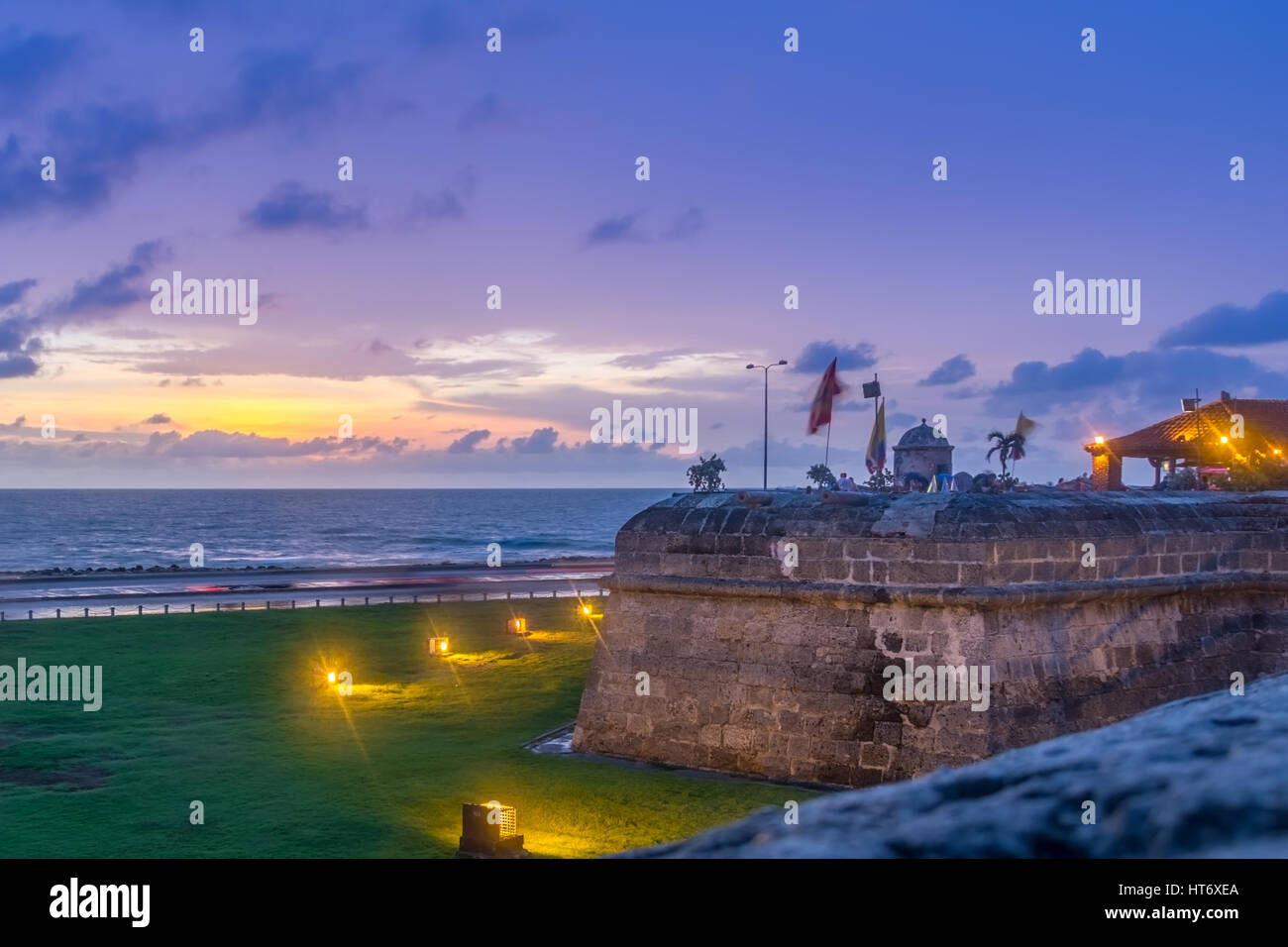 Coucher de soleil sur le mur de défense - Cartagena de Indias, Colombie Banque D'Images