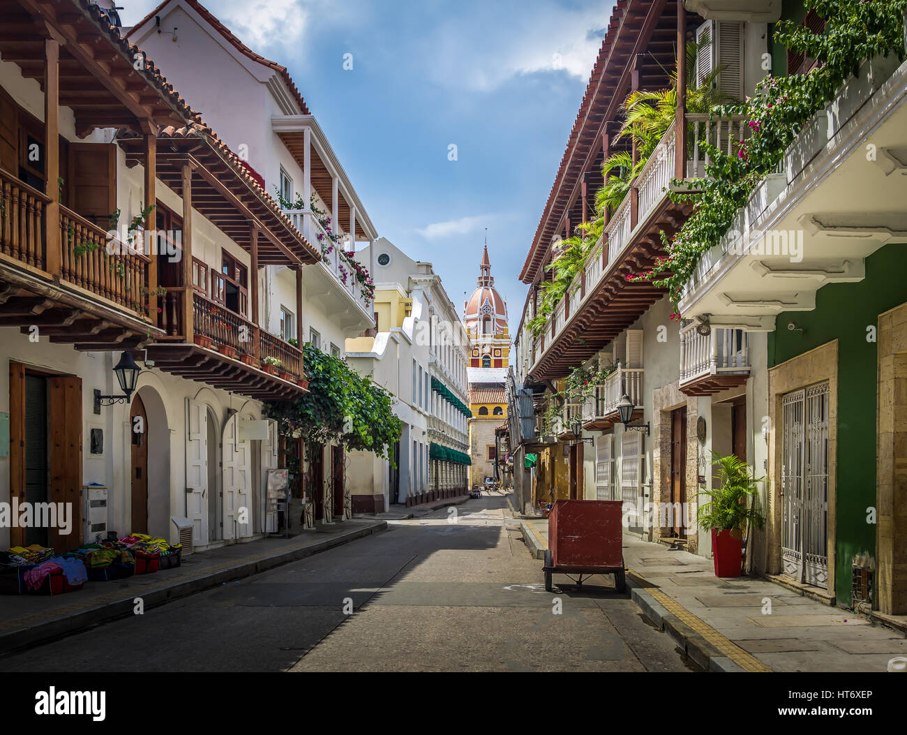 Vue sur la rue et la cathédrale - Cartagena de Indias, Colombie Banque D'Images