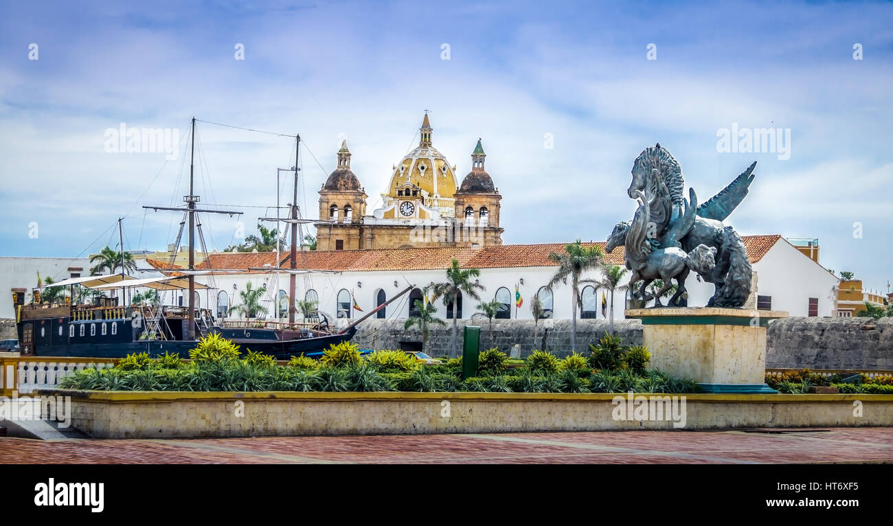 Pegasus Statues, dômes de l'église de San Pedro Claver et navire - Cartagena de Indias, Colombie Banque D'Images