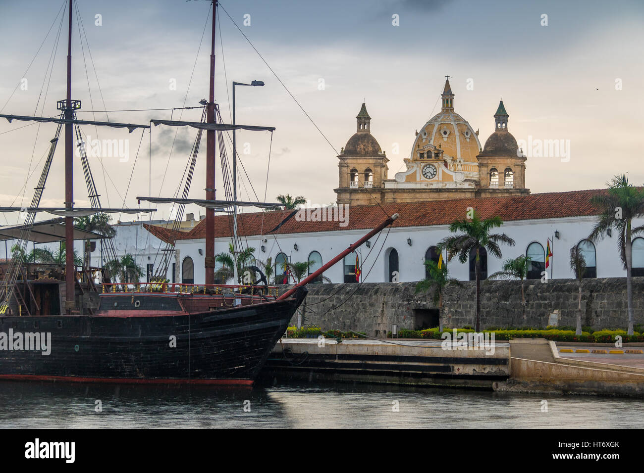 Les dômes de l'église de San Pedro Claver et navire - Cartagena de Indias, Colombie Banque D'Images