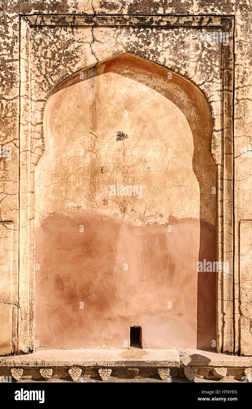 Un mur niche du man Singh Palace dans le fort amber près de Jaipur, Inde montre une forme islamique traditionnelle dans le cadre du détail architectural. Banque D'Images
