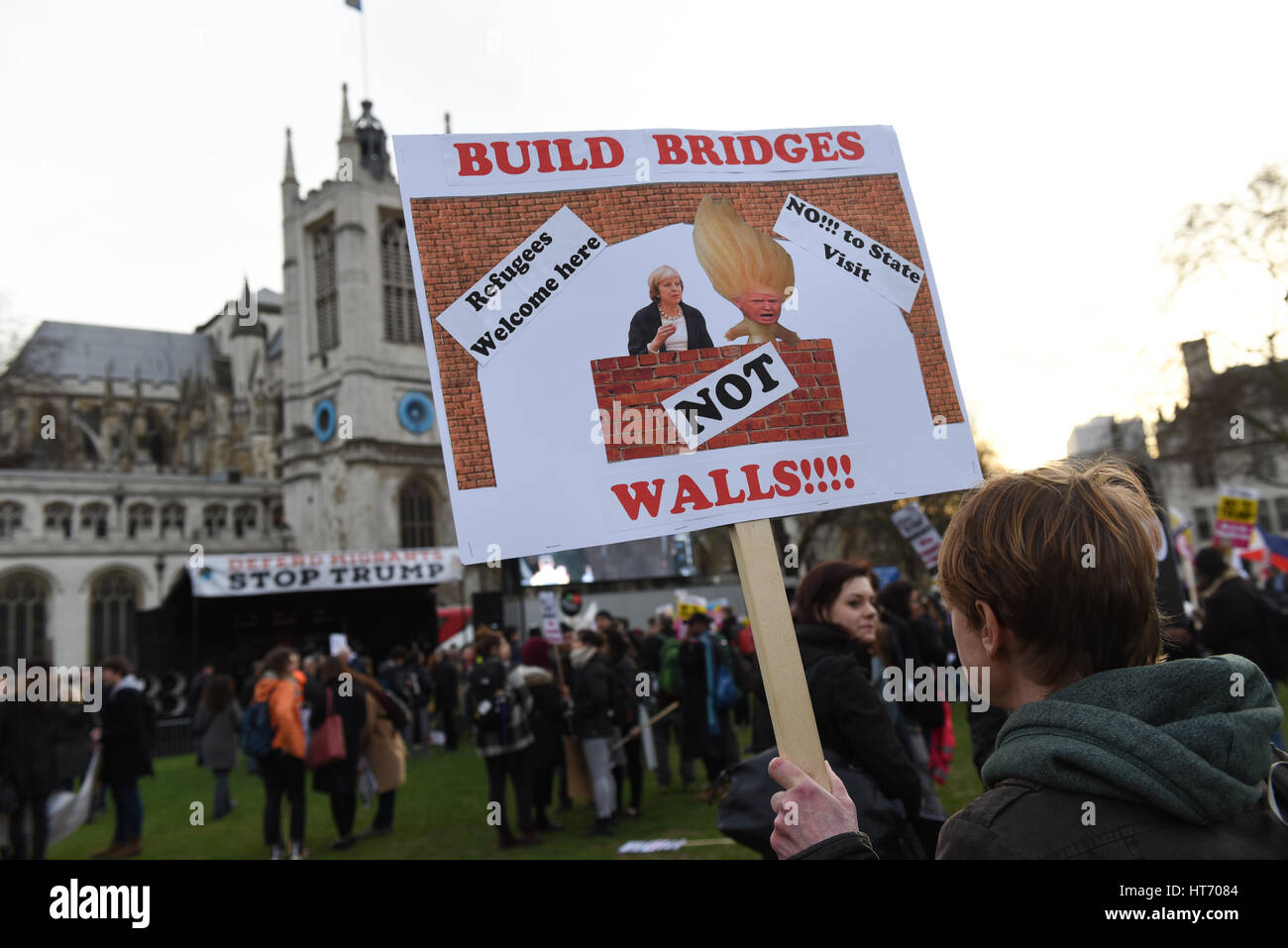 Manifestant holding a placard : 'Construire des ponts, pas des murs ! Les réfugiés accueillis ici. Pas de visite d'état ' - Arrêt Trump & Stop Brexit manifestation à Londres. Banque D'Images