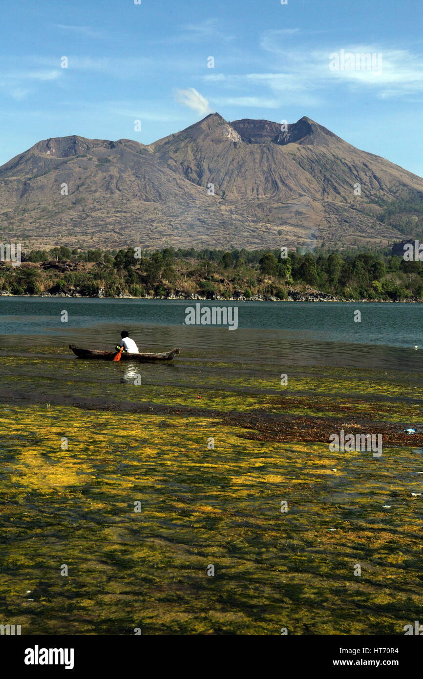 Le paysage au bord du Lac Batur avec le volcan Mt. Batur sur l'île de Bali en Indonésie en southeastasia Banque D'Images