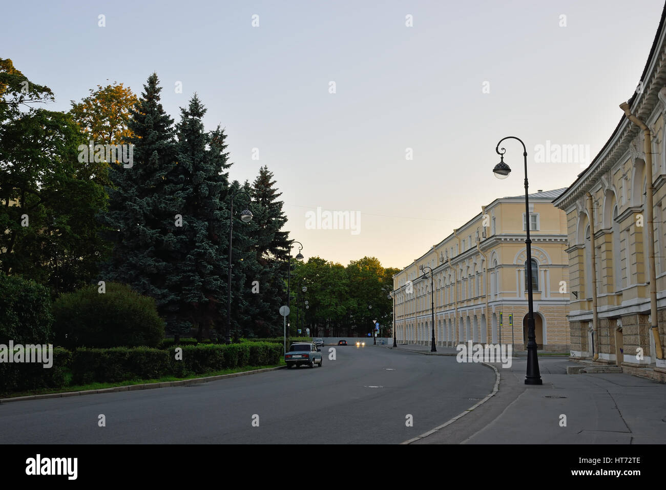 Stock Transportation, d'un jardin, d'une lanterne sur une soirée d'été à Saint-Pétersbourg. Banque D'Images