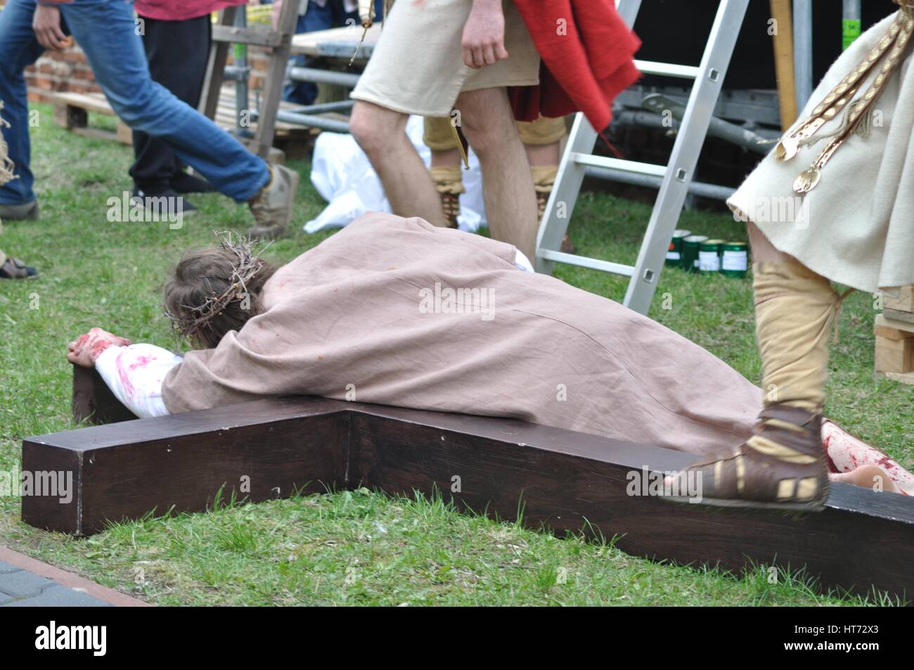 Les acteurs reproduisant la crucifixion de Jésus Christ, au cours de spectacles de rue le mystère de la Passion. Banque D'Images