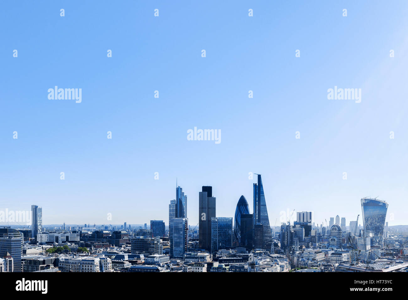 Le quartier financier de Londres d'en haut avec vue sur les gratte-ciel modernes et Canary Wharf, sur une bonne journée ensoleillée, Londres UK Banque D'Images