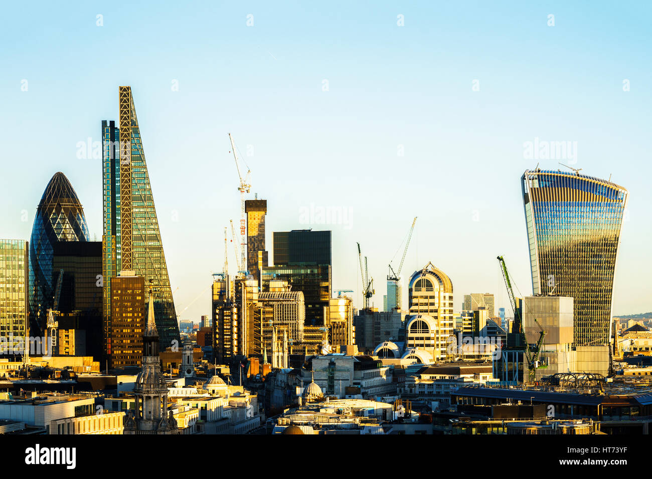 UK, Londres, du quartier financier, High angle view of modern city skyscrapers y compris le talkie walkie tower et le Gherkin Banque D'Images