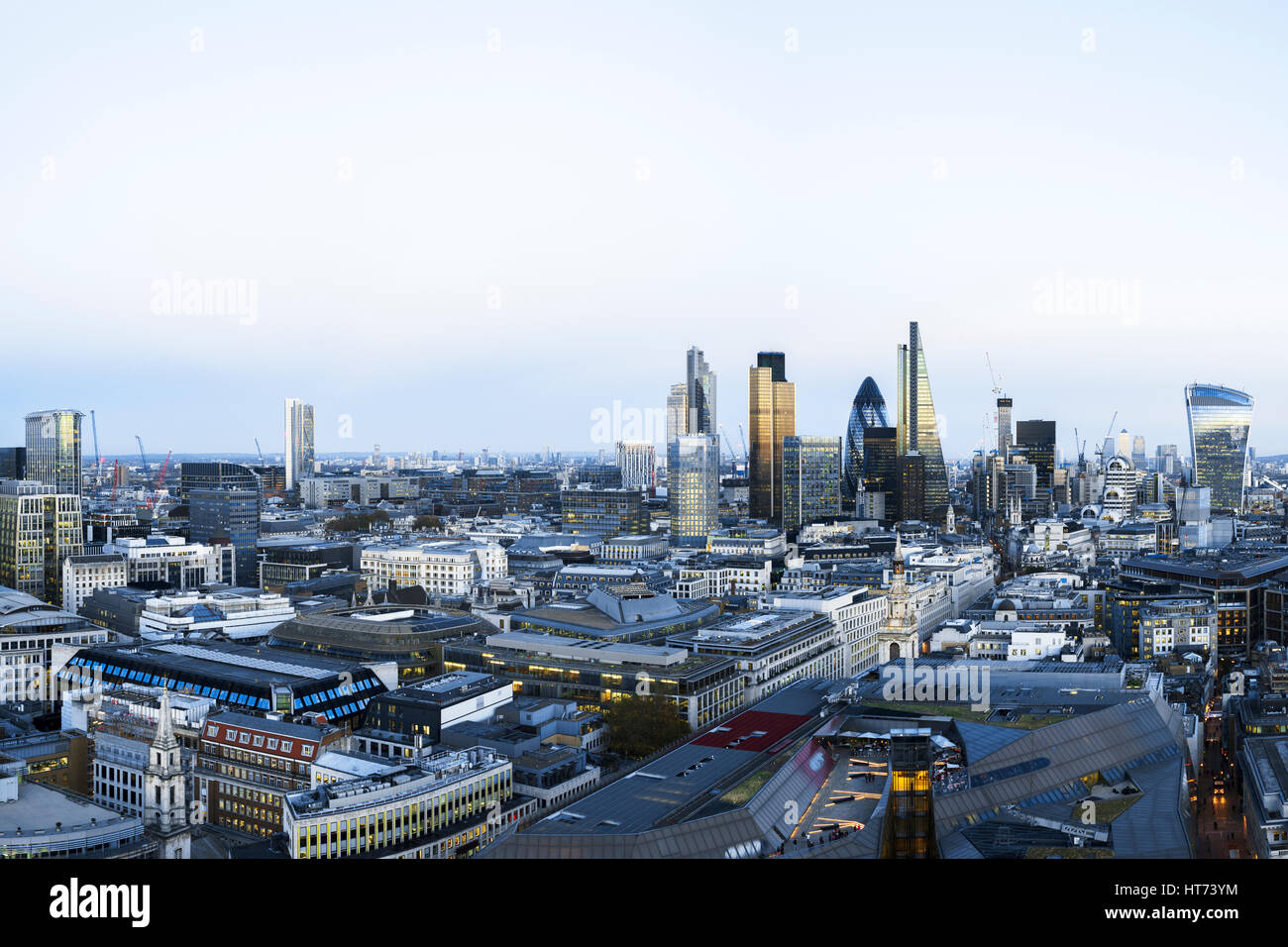 Le quartier financier de Londres d'en haut avec vue sur les gratte-ciel modernes et Canary Wharf, au crépuscule, Londres UK Banque D'Images