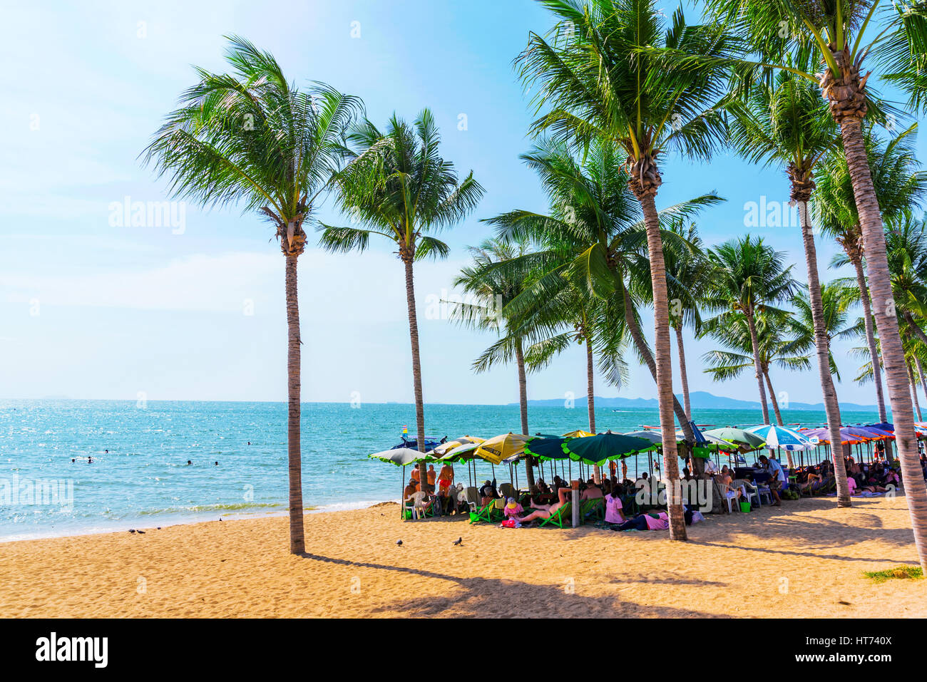 PATTAYA, THAÏLANDE - 24 janvier : c'est une vue de la plage de Jomtien a popular tourist beach à Pattaya où de nombreux voyageurs venus à prendre le soleil le 24 janvier Banque D'Images