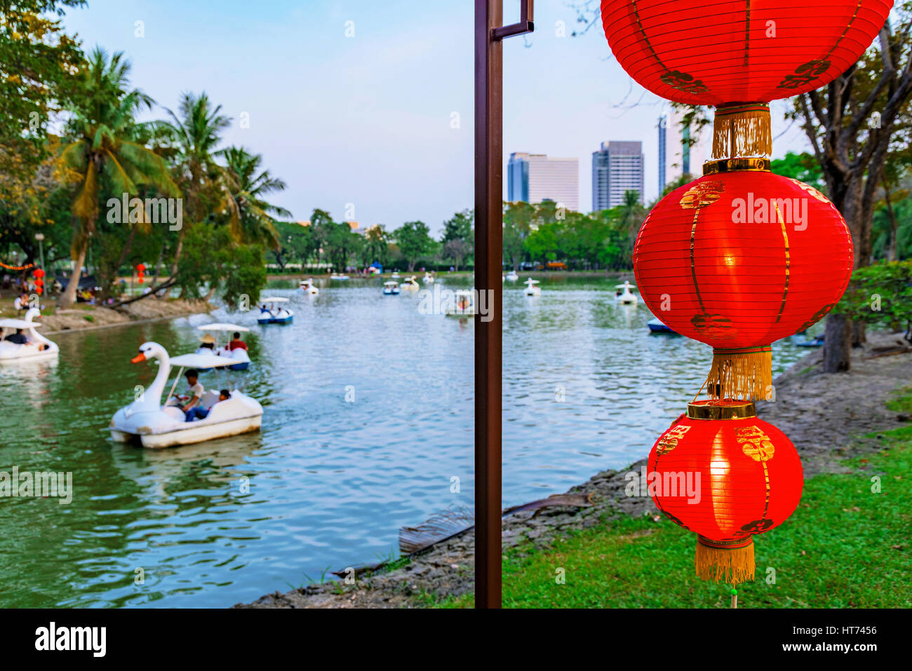 Décorations du nouvel an chinois avec parc Lumpini hors focus à l'arrière-plan Banque D'Images