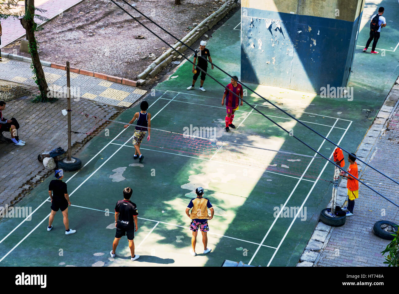 BANGKOK, THAÏLANDE - 30 janvier : c'est une vue aérienne des Thaïs jouant un jeu de sport locales sous un pont à Bangkok le 30 janvier 2017 à Ban Banque D'Images