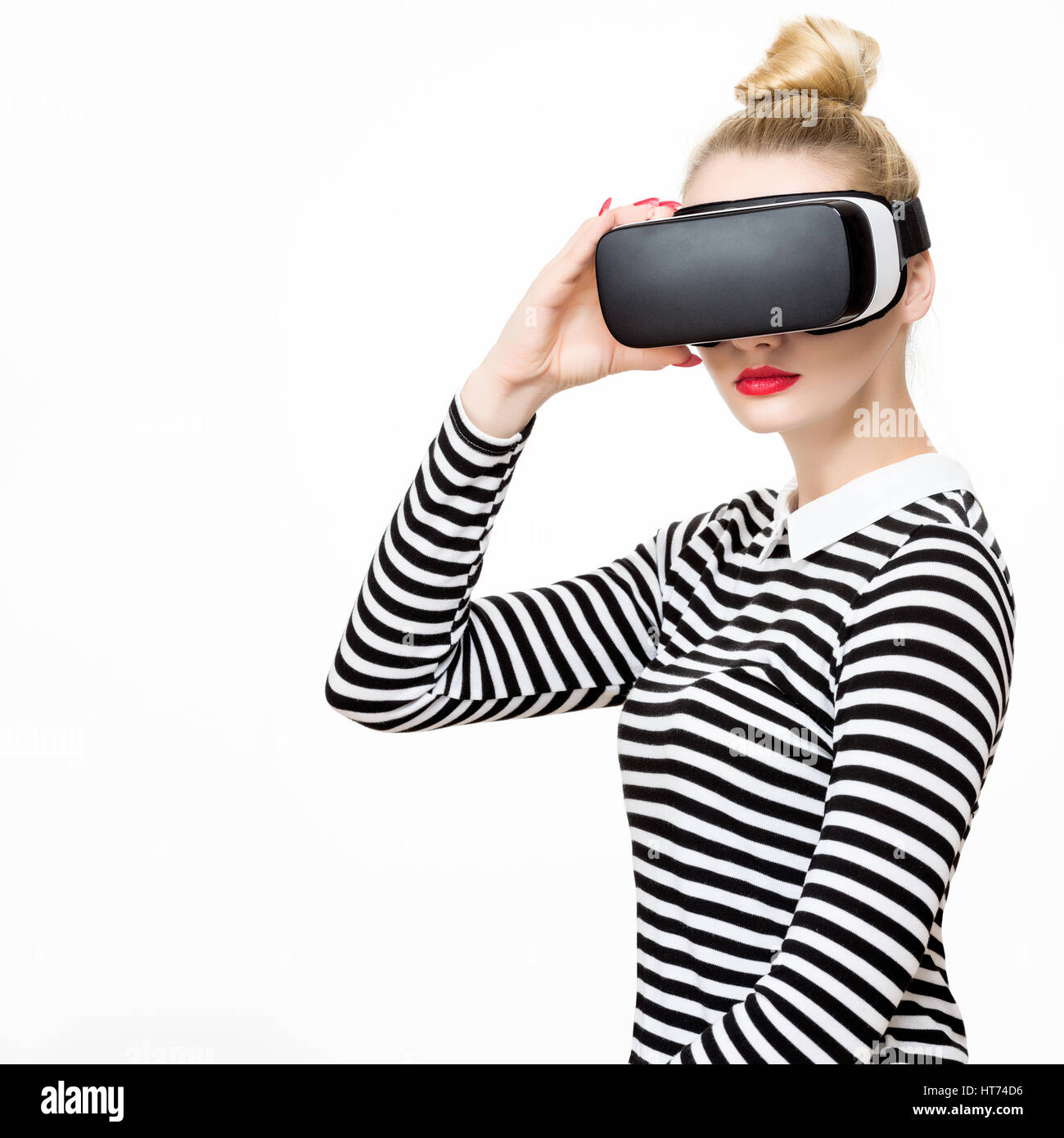 Jolie femme portant des lunettes de réalité virtuelle vr.. casque concept de réalité virtuelle sur fond blanc. Banque D'Images