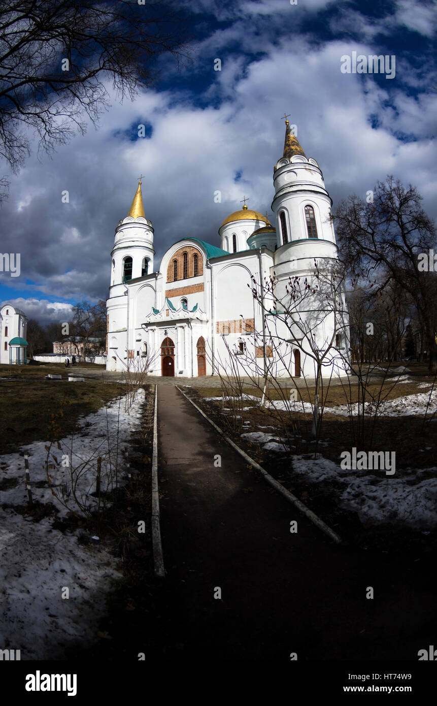 La cathédrale de la Transfiguration à Chernigiv dans la journée de printemps, ciel nuageux photo avec objectif fisheye, Mars, Ukraine Banque D'Images