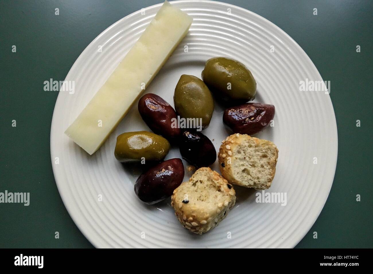Un simple Meze de Crète. Olives, Fromage Graviera et petite Boukies Paximadia biscottes Banque D'Images