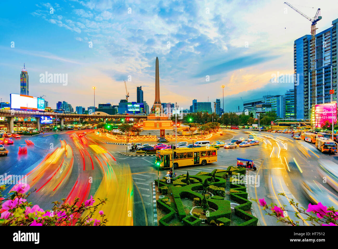 BANGKOK, THAÏLANDE - le 02 février : c'est une vue de Victory Monument dans la soirée où de nombreux bus, voitures et cars viennent de déposer leurs passagers Februar Banque D'Images