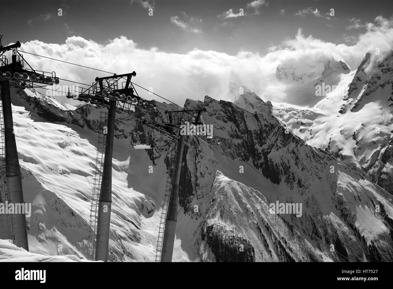 Vue en noir et blanc sur le câble voiture à ski et montagne dans la lumière du soleil les nuages. Montagnes du Caucase, région Chelyabinsk. Banque D'Images