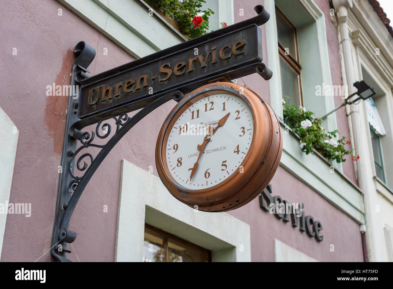 Un signe de l'Horlogerie à des réparations dans la partie historique de la ville (Alt Markt). Banque D'Images