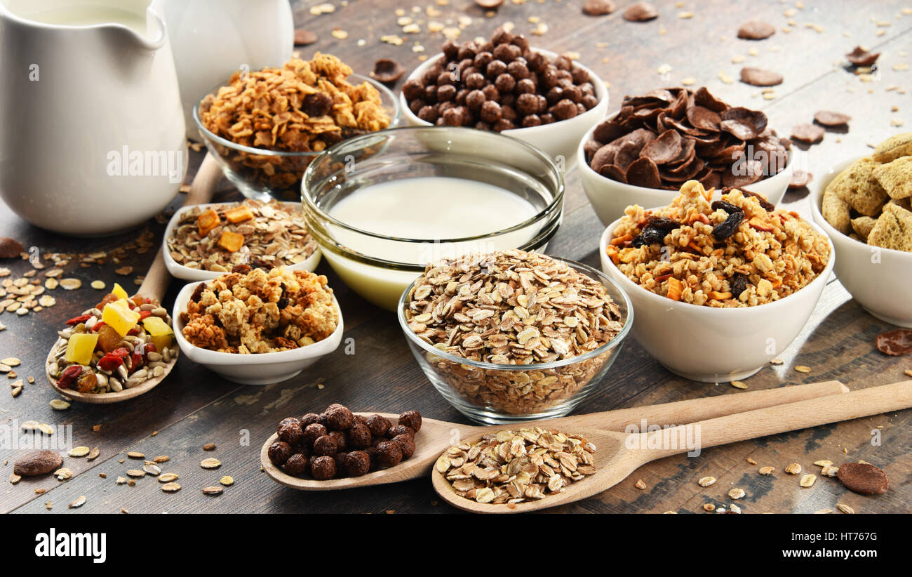 La composition avec différentes sortes de produits de céréales de petit déjeuner. Banque D'Images