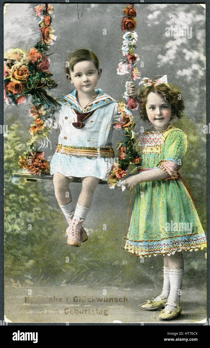 Allemagne - circa 1914 : Une carte postale de voeux Imprimé en Allemagne, montre une jeune fille heureuse avec un garçon. L'inscription en allemand : Joyeux anniversaire, vers 1914 Banque D'Images