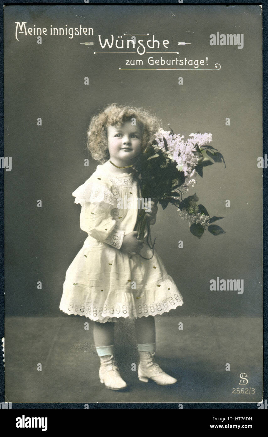 Une Carte Postale De Voeux Imprime En Suisse Montre Une Fille Avec Un Bouquet De Lilas L Inscription En Allemand Joyeux Anniversaire Photo Stock Alamy Une Carte Postale De Voeux Imprime En Suisse Montre Une Fille Avec Un Bouquet De Lilas L Inscription En Allemand Joyeux Anniversaire Photo Stock Alamy