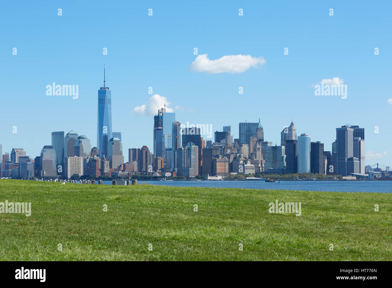 New York city skyline et le pré vert, bleu ciel en une journée ensoleillée Banque D'Images