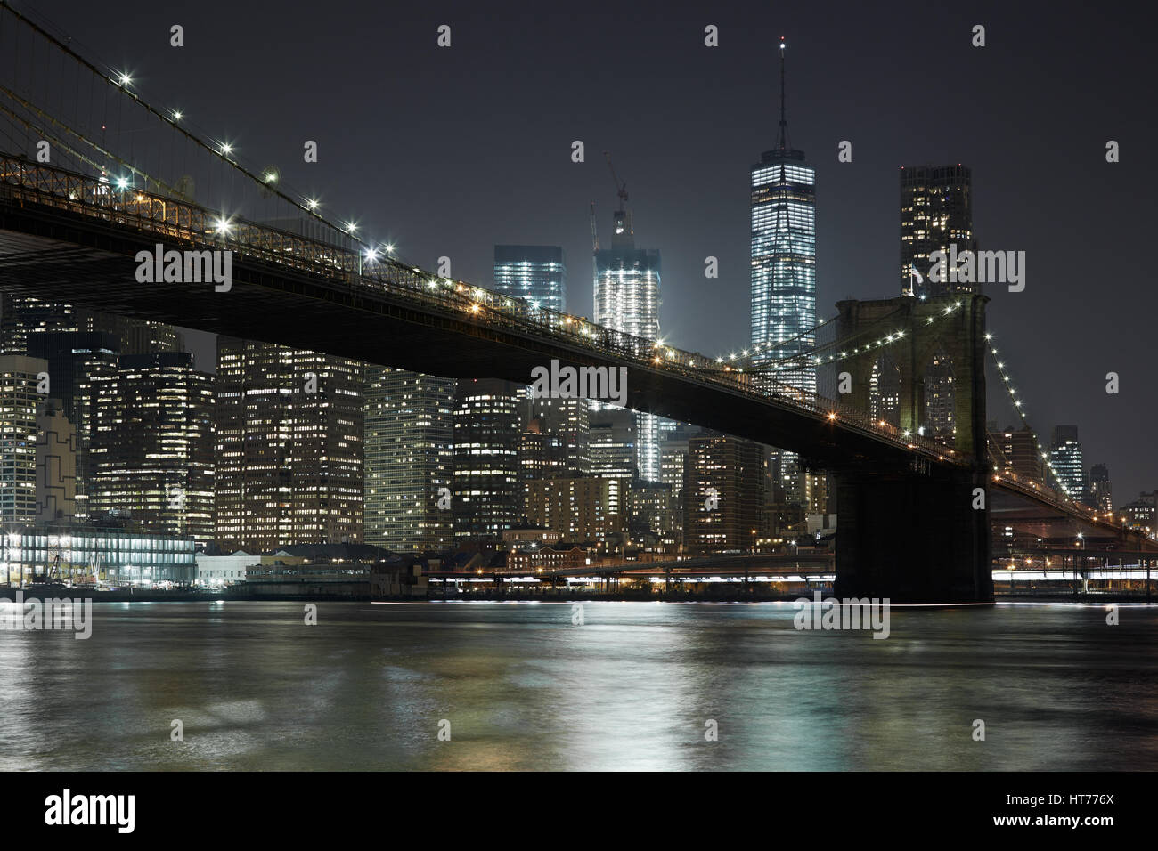 Pont de Brooklyn et New York city skyline illuminée la nuit Banque D'Images