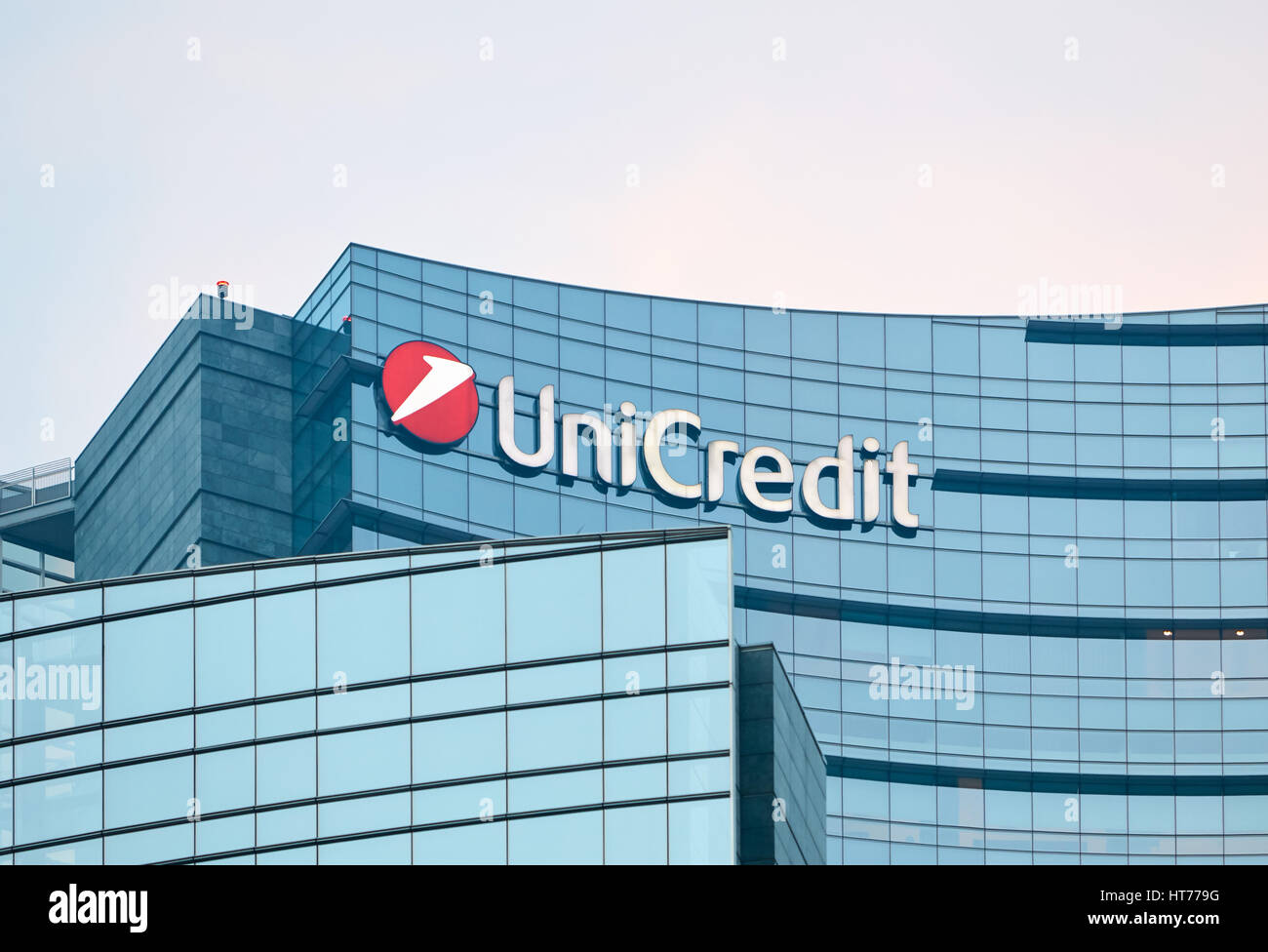 La banque Unicredit détail gratte-ciel au crépuscule. Unicredit S.p.A. est l'un des plus gros groupe de crédit italien et européen Banque D'Images