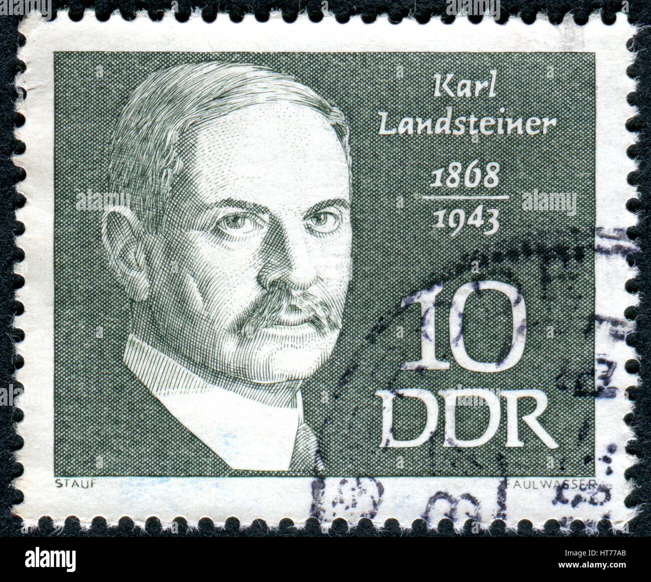 Allemagne - circa 1968 : timbre imprimé en Allemagne (RDA), est un biologiste et médecin autrichien Karl Landsteiner, vers 1968 Banque D'Images