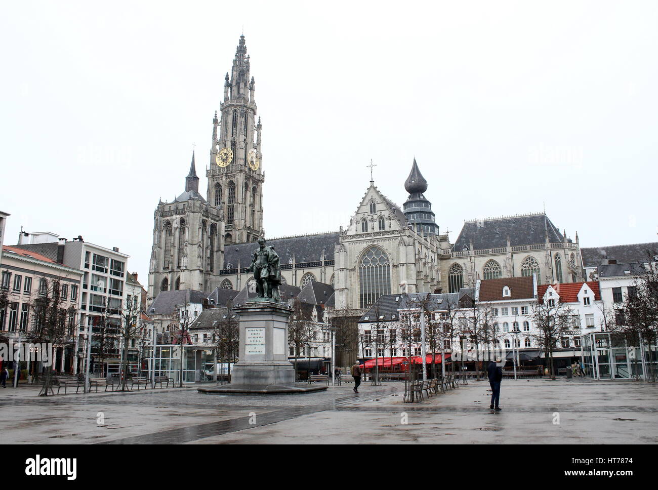 Cathédrale Notre-Dame (Onze-lieve-vrouwekathedraal) vue de la place Groenplaats, Anvers, Belgique Banque D'Images