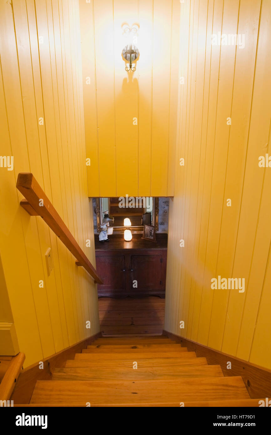 Escalier en pin lumineux jaune en 1722 ancienne maison de l'intérieur. Banque D'Images