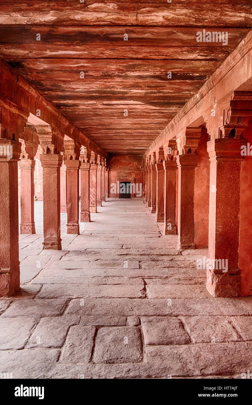 Un couloir construit avec du grès rouge mène à l'entrée à l'empereur's bed chambres dans l'ancienne ville de fatehpur, Inde Banque D'Images