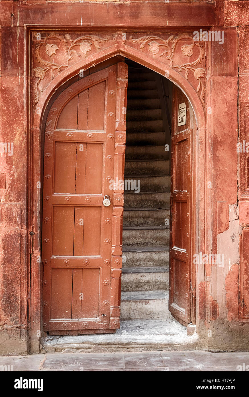 L'entrée et l'escalier menant à l'habitation de la maison du tambour de cérémonie (niqar khana) sur la base de l'historique fort rouge à Delhi, je Banque D'Images