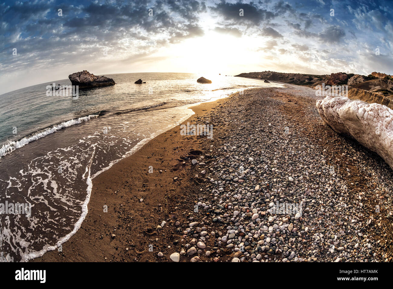 Seascape près de Petra tou Romiou, également connu sous le rocher d'Aphrodite. Le district de Paphos, Chypre. Banque D'Images